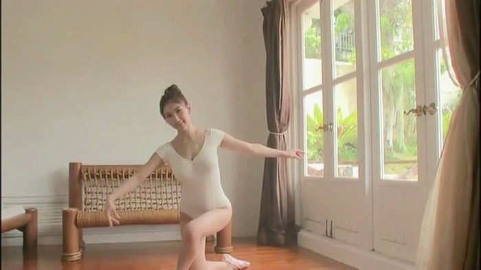练习芭蕾舞压腿抬腿的可爱少女