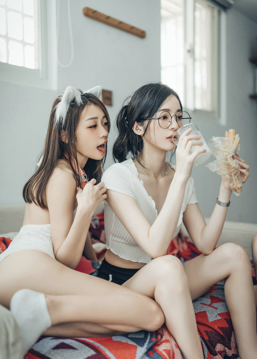 辰辰 - 辰辰與她的兩隻貓咪 [427P-789MB]