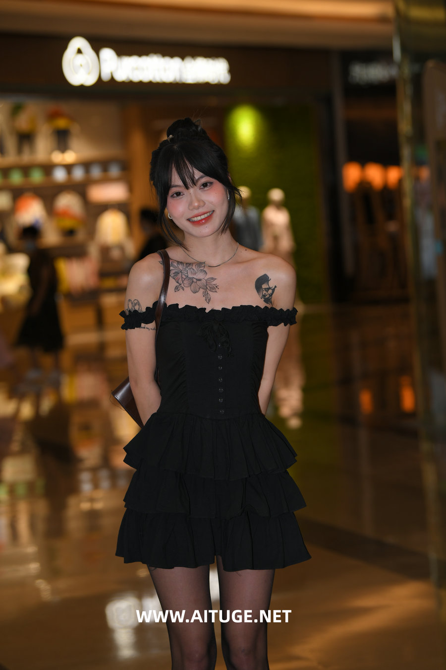 精选街拍视频 No.9066 甜美一字肩黑裙 [101P-2.08GB]