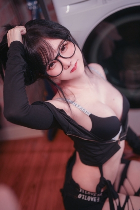 Sally Dorasnow - RAINY LAUNDRY DAY [60P-956MB]